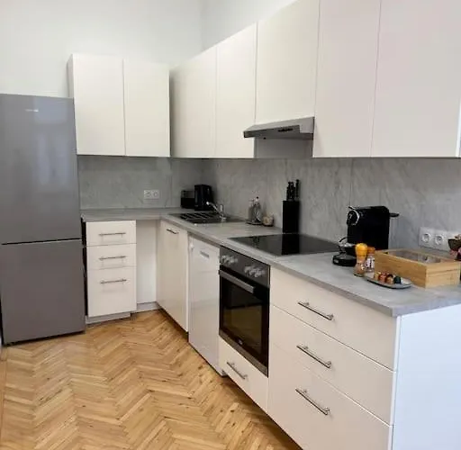 Modernes In Karlsplatz Naehe 15 *